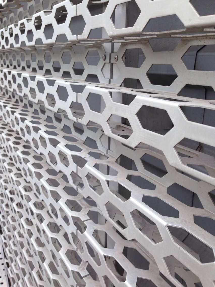 廣州氟碳鋁單板廠家?jiàn)W迪4S店鏤空長(zhǎng)城鋁單板幕墻