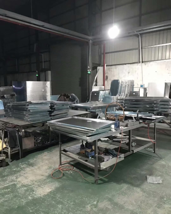 鋁單板生產(chǎn)車間晚上加班趕貨